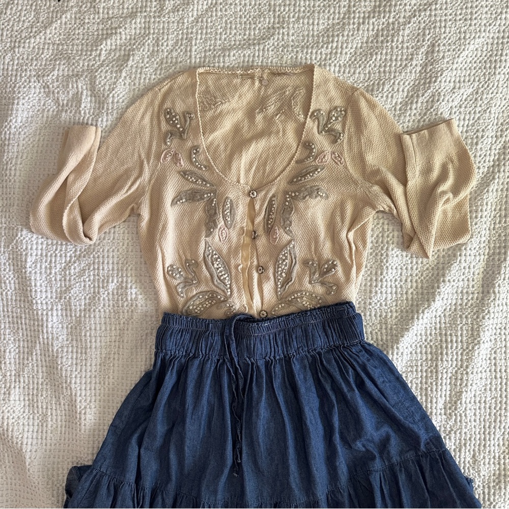 Beautiful vintage cardigan with leaves giving Grandma/Cottage core
